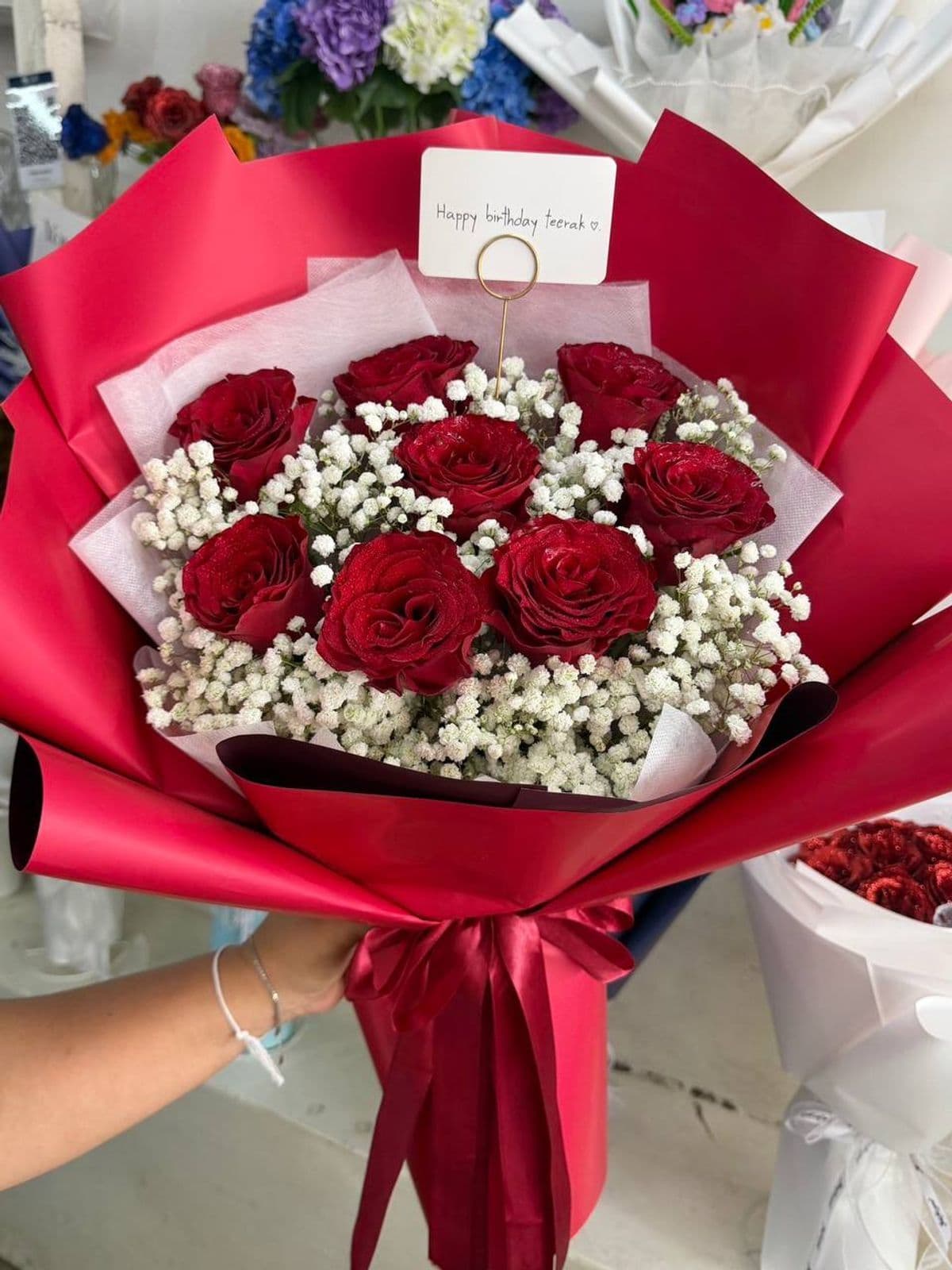 A rustic-style bouquet featuring fresh roses, abundant greenery, and delicate filler flowers for a natural, garden-inspired look. Wrapped in textured paper for a warm, handmade feel and finished with a ribbon. A perfect choice for romantic moments, birthdays, anniversaries, or meaningful congratulations.