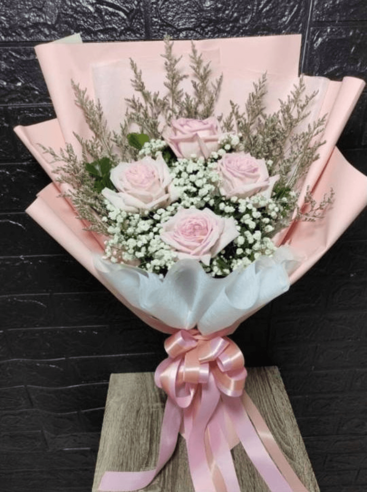 A classic bouquet made with fresh roses, soft filler flowers, and seasonal greenery for a clean and elegant look. Wrapped with premium paper and finished with a ribbon, it’s a timeless choice for birthdays, anniversaries, congratulations, or simply to show you care.