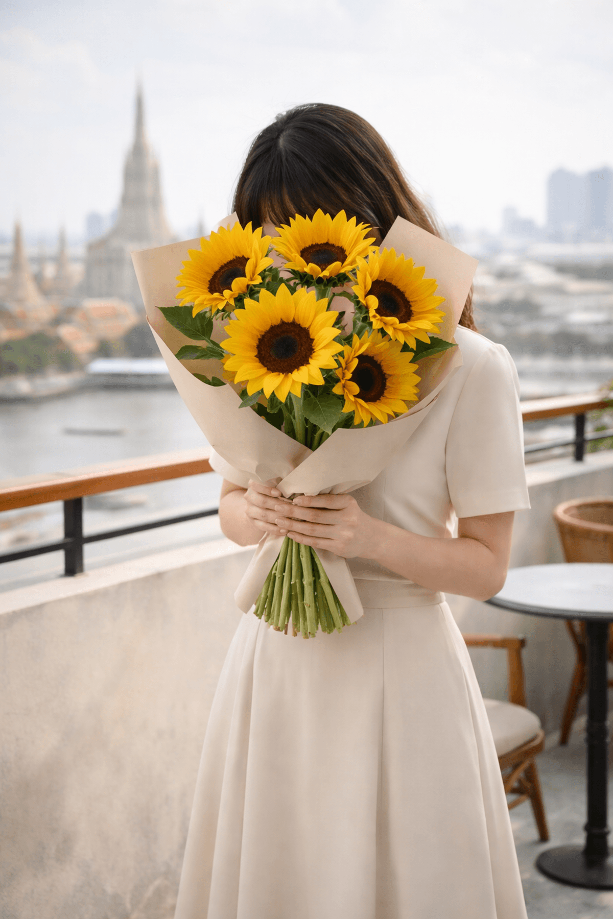 A bright and cheerful mono bouquet of fresh sunflowers, symbolizing happiness and positive energy.
Carefully arranged by a professional florist and wrapped in premium paper.
Perfect for birthdays, thank-you gifts, or sending warm wishes.