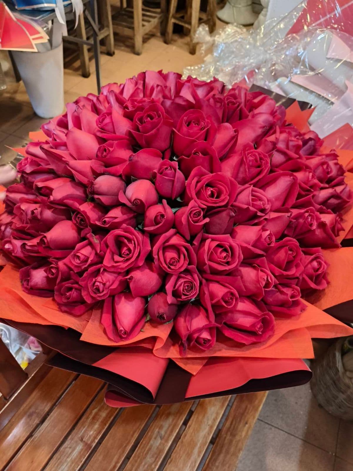 Elegant, vibrant, and impressive, this bouquet of approximately 101 mixed-color roses is designed to make a lasting impression. With its generous size and beautiful blend of colors, it is perfect for birthdays, anniversaries, congratulations, or any occasion that deserves something truly special.