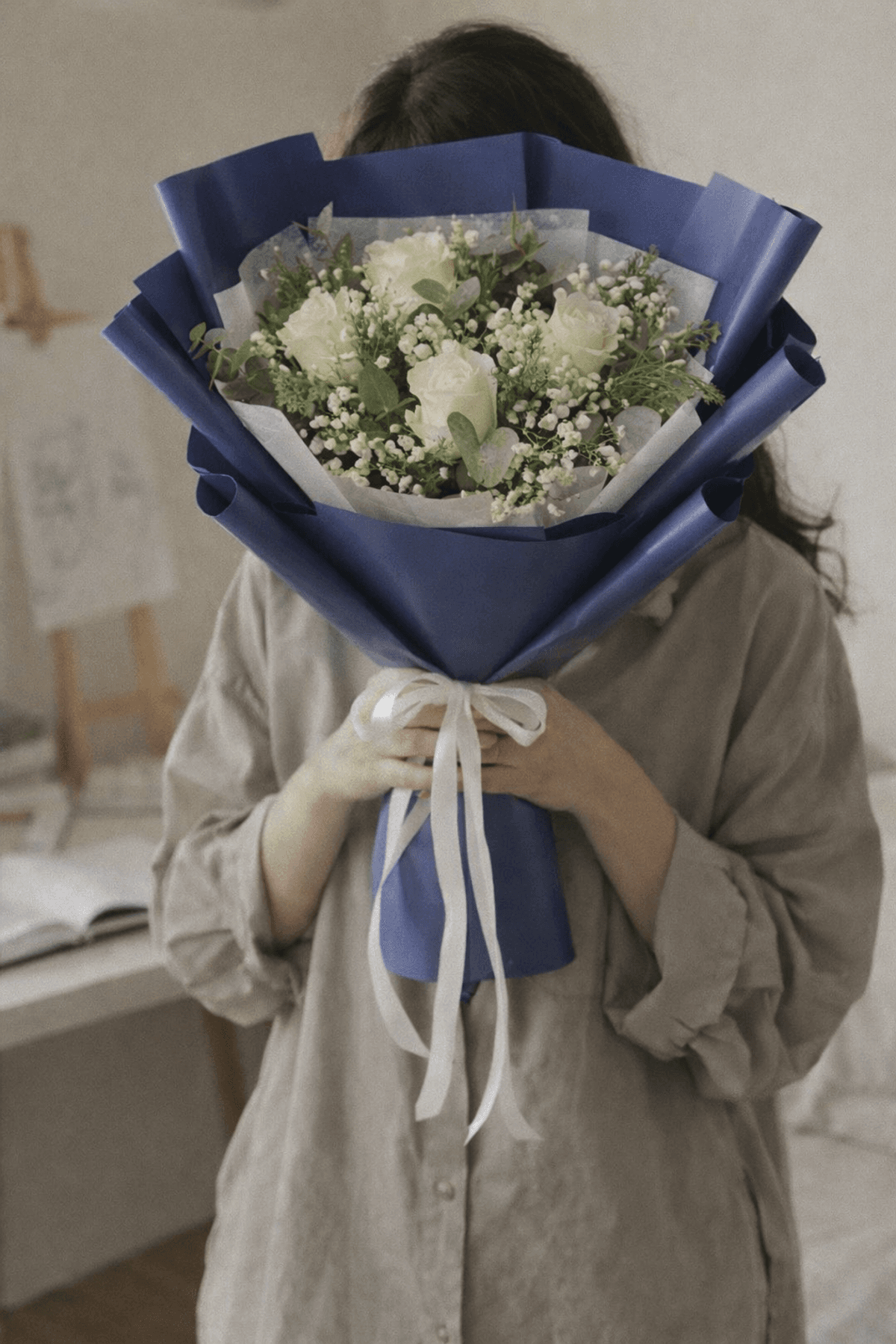 A classic bouquet made with fresh roses, soft filler flowers, and seasonal greenery for a clean and elegant look. Wrapped with premium paper and finished with a ribbon, it’s a timeless choice for birthdays, anniversaries, congratulations, or simply to show you care.